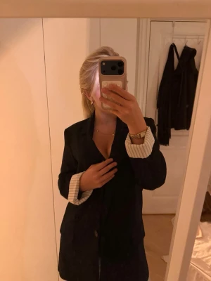 Zara kavaj  - Snygg kavaj från Zara med detaljer längt ner på armarna! Aldrig använd💗