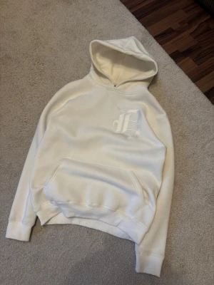 Demont Hoodie  - Yo säljer denna Demont hoodie ifrån deras ”D” kollektion tröjan är i storlek S men skulle ändå säga att den passar som en mindre M om man kan säga så! 