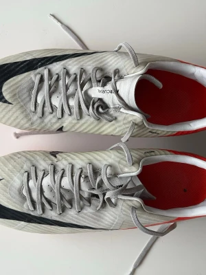 Nike Mercurial - Säljer dessa par fotbollsskor i bra skick. Hör av dig om du är intresserad eller har frågor! 