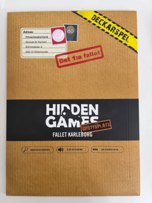 Hidden Games Fallet Karleborg - Detta deckarspel från Hidden Games är ett mysterium som utspelar sig på en festival. Spelet är designat för 1-6 spelare och har en beräknad speltid på 1,5-2,5 timmar. Rekommenderad ålder är från 14 år. Spelet innehåller olika bevis och förhör som spelarna ska undersöka för att lösa fallet.  Allt material följer med. Jag har inte skrivit på några av papperna som man ska fylla i. Baksidan av kuvertet är tyvärr lite rivet. 