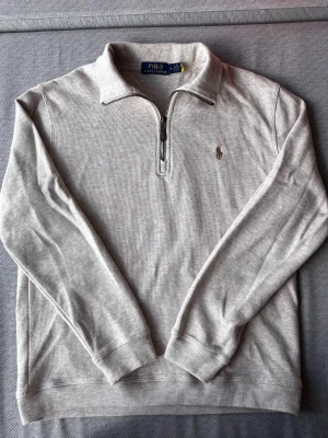 Gråbeige quarter zip från Polo Ralph Lauren - Säljer en fet raffe halvzip🙌🏻| Skick 10/10🔥| Skriv vid minsta fundering 💭 