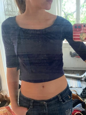 Topp med rosett - Mörkblå vintage HM-topp med trekvartsärm !! Det står S men den har krympt och är nu mer som en XXS. Lite nopprig! Har band som kan knytas till en knut/rosett om man vill det!💞 hör av dig om du har några frågor/prisförslag :)