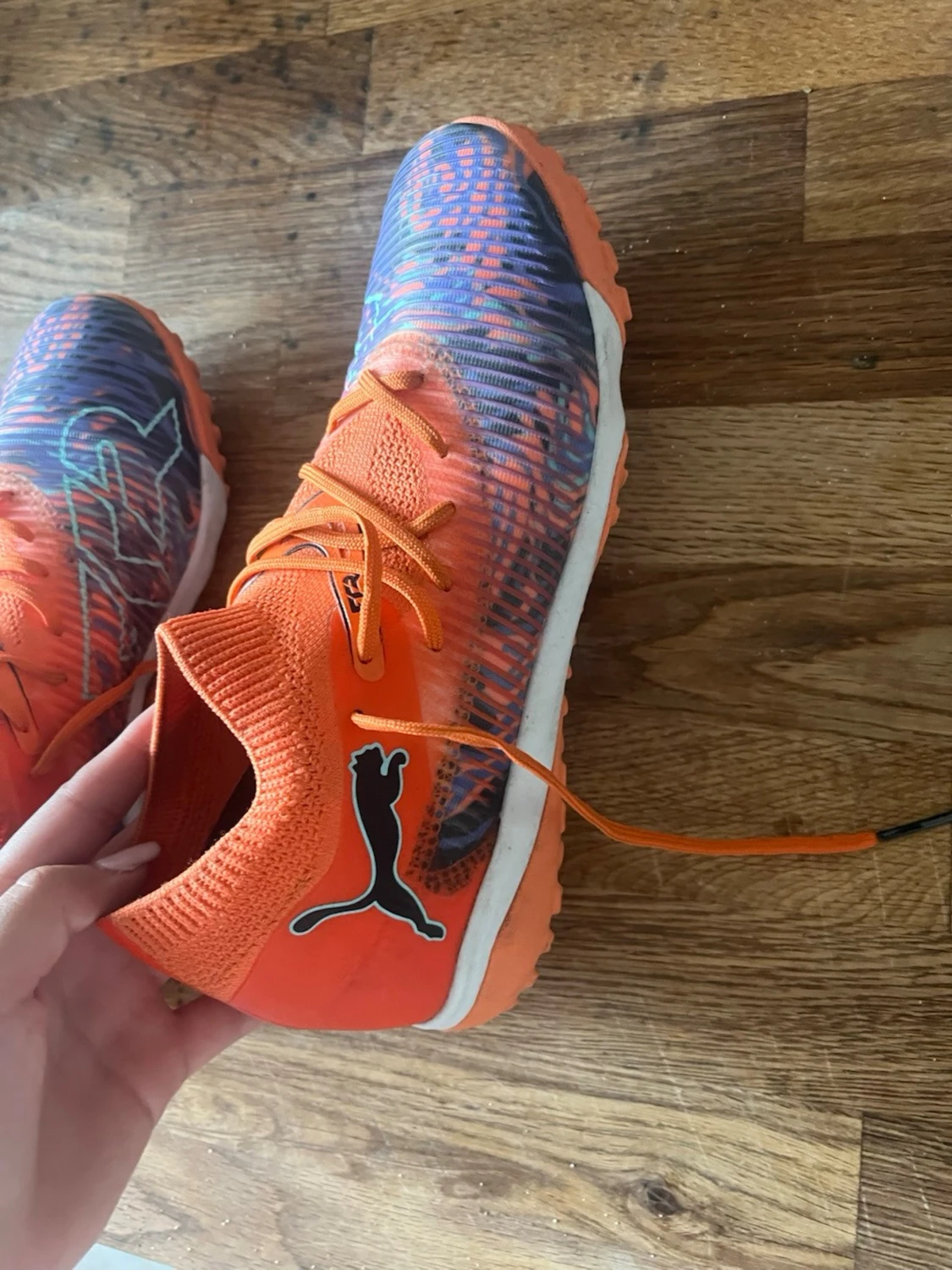 Orangea Puma fotbollsskor