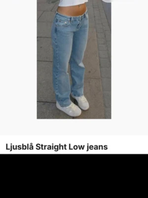 Ljusblå straight low waist jeans - Säljer ett par ljusblå lågmidjade raka jeans från Junkyard i Storlek S. För stora för mig därför jag säljer i nyskick med prislapp kvar💞