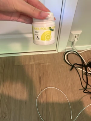 Nagellacksborttagning Lemon 50 ml - Nagellacksborttagning med citrondoft i en smidig burk på 50ml . Innehåller en svamp för enkel och snabb borttagning av nagellack. Förpackningen är vit med gula detaljer och en citronillustration. Om du råkat måla fel med nagellacket doppar du bara fingret så försvinner nagellacket. Använd två gånger 
