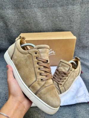 Louboutin skor - Louboutin skor | Nypris 10000kr | Pris 4199kr | Skick: 9,5/10 nästan oanvända | kartong + dust bag | 100% Äkta/orginala kom med frågor vid köp eller liknande🤗