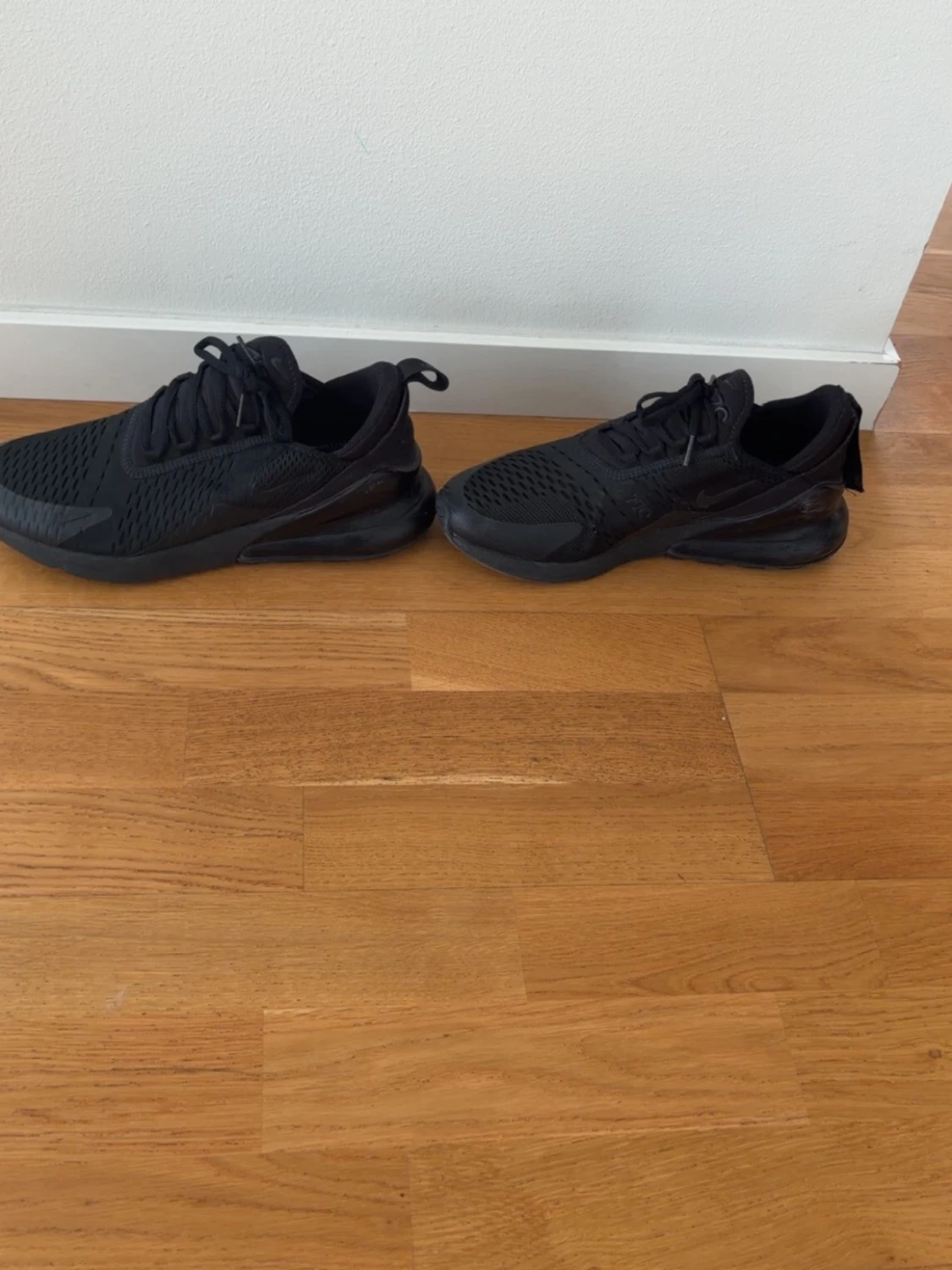 Helvita svarta sneakers med meshdetaljer - 2