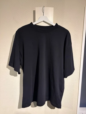 Oversized T-shirt - Tjena! Säljer denna snygga T-shirt från HM. Storlek L i oversized passformen och Vädligt bra skick! Priset är ej hugget i sten så hör av dig vid minsta fundering:)