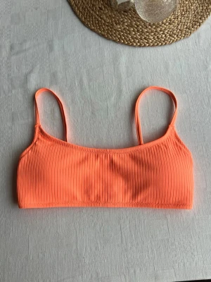 Neonfärgad bikinitopp - Bikinitopp i superfin orange neonfärg, helt oanvänd👙