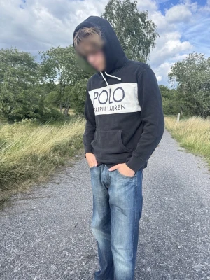 Svart hoodie från Polo Ralph Lauren -  Säljer nu denna feta hoodie från Ralph Lauren den är storlek M men passar S den har några defekter syns på bilderna inget man tänker på det är målarfärg går säkert bort i en varmare tvätt 