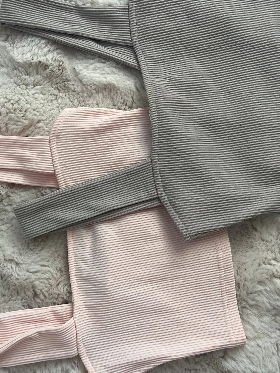 Ribbad crop top i grått och ljusrosa