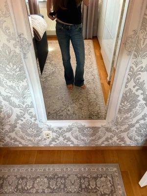 Blå bootcut jeans från Apart Jeans - Säljer ett par super low blåa jeans från Abrand. Fin passform och snygg färg. Dom är i mycke bra skick då jag knappt använt dom.
