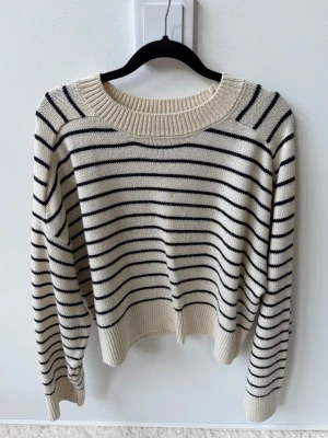 Randig beige stickad tröja - Biege stickad tröja med marine blå tänder från Zara. 