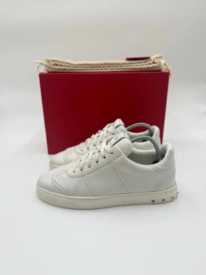 Valentino sneakers  - Hej säljer nu dessa fina valentino open skor  Skick enligt bilder  Postar snabbt och smidigt   Hör av er vid frågor eller funderingar
