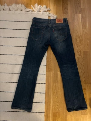 527 vintage bootcut Levi’s - Levis 527 bootcut med vintage fades I perfekt skick, säljer på grund av storleken storlek 30 x 30 i storlek