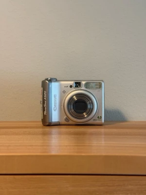 Canon digitalkamera purple - An old camera from family belongings. Untested due to missing battery. Sold in current condition, no warranty or returns. Pick-up only, Sollentuna.