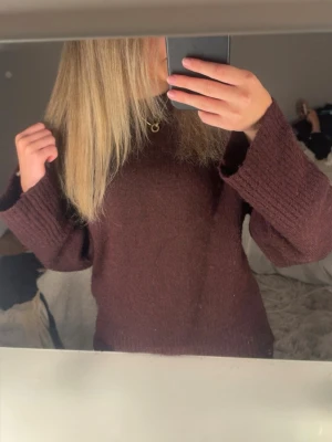 vinröd stickad tröja - mysig vinröd stickad tröja från Gina Tricot, perfekt till hösten!! inga defekter