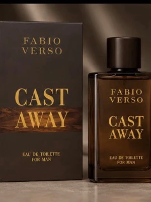 Fabio Verso Cast Away Eau de Toilette - Fabio Verso Cast Away Eau de Toilette för män kommer i en elegant, mörkbrun glasflaska med svart lock och guldtext. Doften är maskulin och flaskan har en stilren, fyrkantig form. Perfekt för dig som gillar klassiska och snygga parfymer.