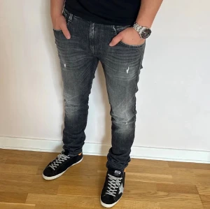 Replay Anbass Jeans - Säljer dessa snygga jeansen från Replay. Modellen är slim Anbass. Fungerar till de flesta outfits och är överlag ett väldigt stilsäkert par jeans. Jeansen har snygga slitningar på lår och knä som passar snyggt. Mycket bra skick och inga synliga tecken på användning. 