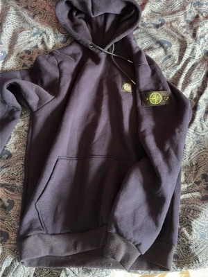 Stone Island hoodie - Använd 1 gång men sen kröp den i tvätten 😢. Så den sitter perfekt för en person som bär L.