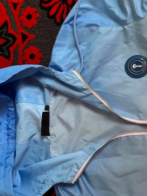 Trapstar Vindjacka – Storlek XL - Stilren och ovanlig Trapstar ombre blå vindjacka med huva. Lätt material, perfekt för vår eller blåsiga dagar.  Endast använd en gång – nästan som ny!  Storlek: Medium Skick: Mycket bra