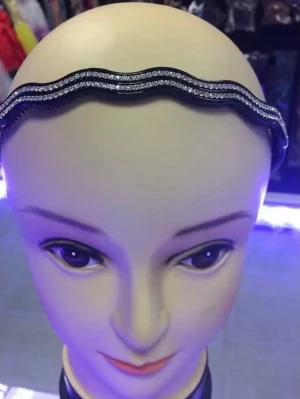  glittriga Strass  Diadem  - Perfekta för att ge din frisyr extra bling! Färgerna är silver och guld, och banden är tunna och flexibla. Passar till dig som vill sticka ut lite extra.  39kr /st 