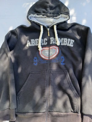 Abercrombie hoodie  -  väldigt eftertraktat och populärt i vintage. Skräddarsydd/insydd för perfekt passform! Ny pris=1500kr, vårt pris=749kr. (Original design) [passar s-L]