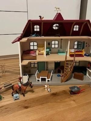 SCHLEICH - Jätte fint hus med massa hästar och prylar😄