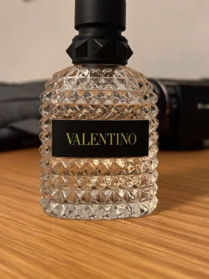 75% Valentino Born in Roma Yellow - 75%-80% kvar i flaskan. Säljer då jag har andra parfymer jag föredrar. Nypris för parfymen verkar vara runt 950kr.