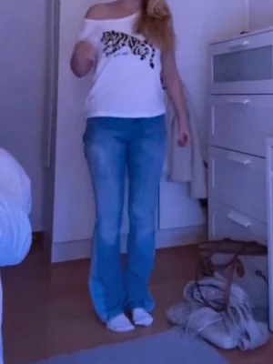 Jeans - Säljer mina please jeans som jag gjort om. Ena bakfickan är omgjord samt att de är omsytt till bootcut.