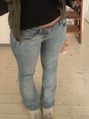 Ljusblå lågmidjade bootcut jeans - Säljer mina fina BDG jeans i modellen brooke då de tyvärr inte passar längre! Köpta på urban outfitters i Barcelona förra året för 700 kr, helt slutsålda på hemsidan!! Storlek w27, l32. De är ganska stretchiga så passar förmodligen även någon med M 😇