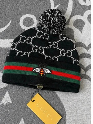 Lindex mössa  - Säljer en mössa från Lindex som är Perfeckt för höst och vinter.
