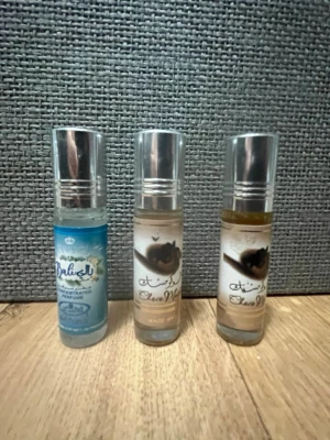 Tre små parfymflaskor med roll-on - Säljer tre små arabiska parfymflaskor med roll-on applikator. Perfekt storlek för att ta med i väskan. Alla tre är ej testade endast doftat på och faller mig inte i smaken. Har tyvärr ej förpackningarna kvar men packar de väl :) 
