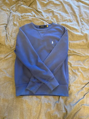 Ralph Lauren Crewneck - Skön crewneck, väldigt stilren och helt utan några täcken på användning. Passar S och M