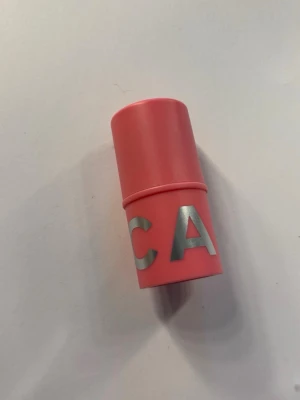 Rosa blush stick Cotton Candy - Säljer en blush stick i färgen Cotton Candy från Casa Cosmetics. Förpackningen är cylinderformad och rosa med silvriga bokstäver. Enkel att applicera direkt på kinderna för en fräsch look. Perfekt för dig som gillar krämrouge. Ordinarie pris 245kr 🩷