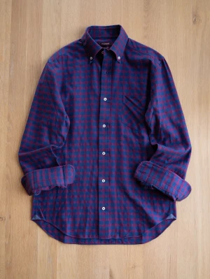 Gutteridge Rutig Flanellskjorta, size S - Säljer en långärmad skjorta från Gutteridge i blått och rött rutig bomull. Skjortan har klassisk krage, bröstficka och vita knappar framtill. Perfekt för dig som gillar en avslappnad men ändå stilren look.