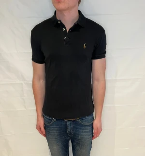 Polo Ralph Lauren Slim Fit Polo - Svart slim fit-pikétröja i bomull, begagnad i mycket gott skick.