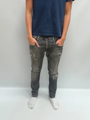 Replay jeans  - Snygga goa Replay jeans som är välanvända men ruggit goa skit snygg tvätt och slitningar köpte dem på Careofcarl för 2500. Jag är 190 lång väger 75 kg 