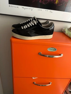 Moaconcept skor - Säljer ett par svarta sneakers från moaconcept, skorna är i väldigt bra skick utan defekter. Bara skor kommer med, pris kan diskuteras skriv om ni undrar över något!