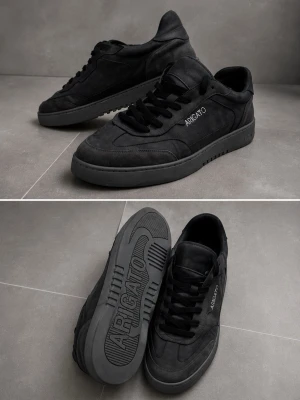 Axel Arigato Dice Lo – oanvända - Säljer ett par unika oanvända Axel Arigato Dice Lo i grå/svart färg. / Stilren och exklusiv modell som passar både till vardags och mer uppklädda outfits. /  👟 Modell: Axel Arigato Dice Lo 📏 / Storlek: 45/46 🩶 / Färg: Grå/svart 🖤 Svarta skosnören sitter på 🤍 Vita skosnören medföljer / 🧴 Sko-/skyddsspray medföljer 📦 / Originalkartong och tillbehör medföljer ✨/ (köpta på arigatos butik i nk göteborg)