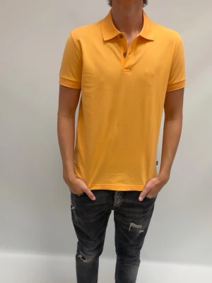 Hugo boss piké  - Goe pike från Hugo Boss som är köpt i Italien 🇮🇹 sitter jävligt bra och roligt snygg när du är brun. Jag är 190 väger 75 kg 