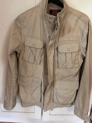 Beige jacka från Schott NYC - Snygg beige jacka från Schott NYC. Köpt för €180 i Paris. 