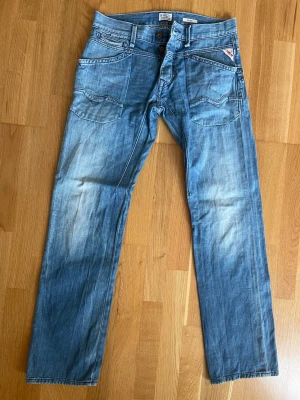 Replay Skar jeans W30/L32 - Snygga Replay Skar jeans. Skick: 8/10 Använda men väl omhändertagna. Säljer dem eftersom de inte används längre.