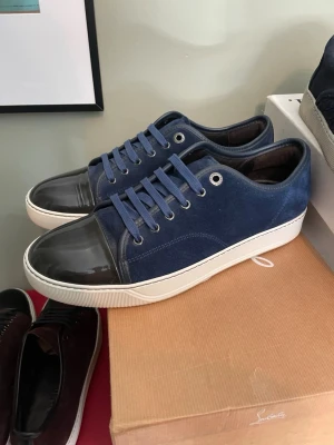Lanvin skor  - Hej, säljer nu dessa svin snygga lanvin skor. Skorna är i nyskick!  Begränsat antal boxar och dustbag. Hör av dig vid frågor.