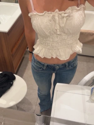 Vit tube top - Säljer en vit tube top, croppad, med rosett i fram. Säljer eftersom jag typ aldrig använt den, jag brukar oftast ha xs/s och den här är i s. Ställ gärna frågor eller skicka prisförslag 🥰💕