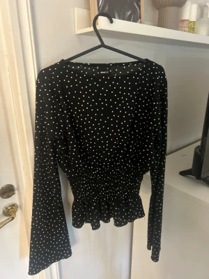 Svart prickig blus! - Prickig blus från Gina Tricot i storlek M💕💕använd fåtal gånger !