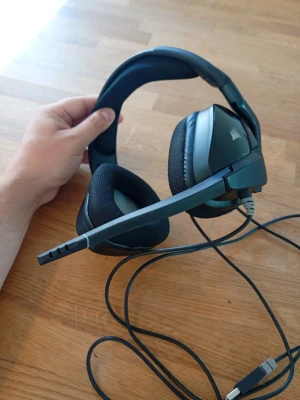 Corsair Void RGB Elite 7.1 Premium Gaming Headset - Säljer de enligt mig bästa gaminglurarna på marknaden i nära nyskick enligt bilder. Extremt bra ljud och kristallklar mikrofon, smidiga kontroller, ultraskön passform, 7.1 ljud och kvalitetsmaterial rakt genom. Fungerar utmärkt. Se specifikationer längst ned.  Nypris: 1000 SEK Mitt pris: 489 SEK  Skriv vid frågor och se gärna mina andra annonser! Skapar gärna deals och paket för just dina behov!   Skickas snabbt och spårbart med alla möjliga fraktsätt.  Stunning Sound Hear everything from the li