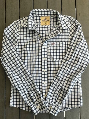 Hollister california flanell skjorta vintage flanellskjorta surf malibu - Riktigt snygg och eftertraktad Hollister California flanell skjorta. fint skick inga fel storlek M kan ta mått vid behov. Endast 310kr ej hugget i sten kom gärna med frågor och prisförslag har även mycket mer liknande i min profil alla storlekar kolla gärna stor rabatt vid köp av flera 😁✌️