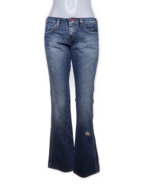 Blå miss sixty bootcut jeans med slitningar  - Snygga blå bootcut jeans med lätt slitna detaljer och fem fickor. Jeansen har en klassisk knappgylf och markerade sömmar. Materialet är denim i bomull. Perfekta för dig som gillar en avslappnad men trendig look.