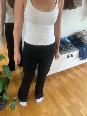 Svarta bootcut byxor i bomull - Säljer ett par svarta byxor med bootcut-modell. De har normal passform och är tillverkade i mjukt bomullsmaterial. Ser oanvända ut och pris går att diskuteras 